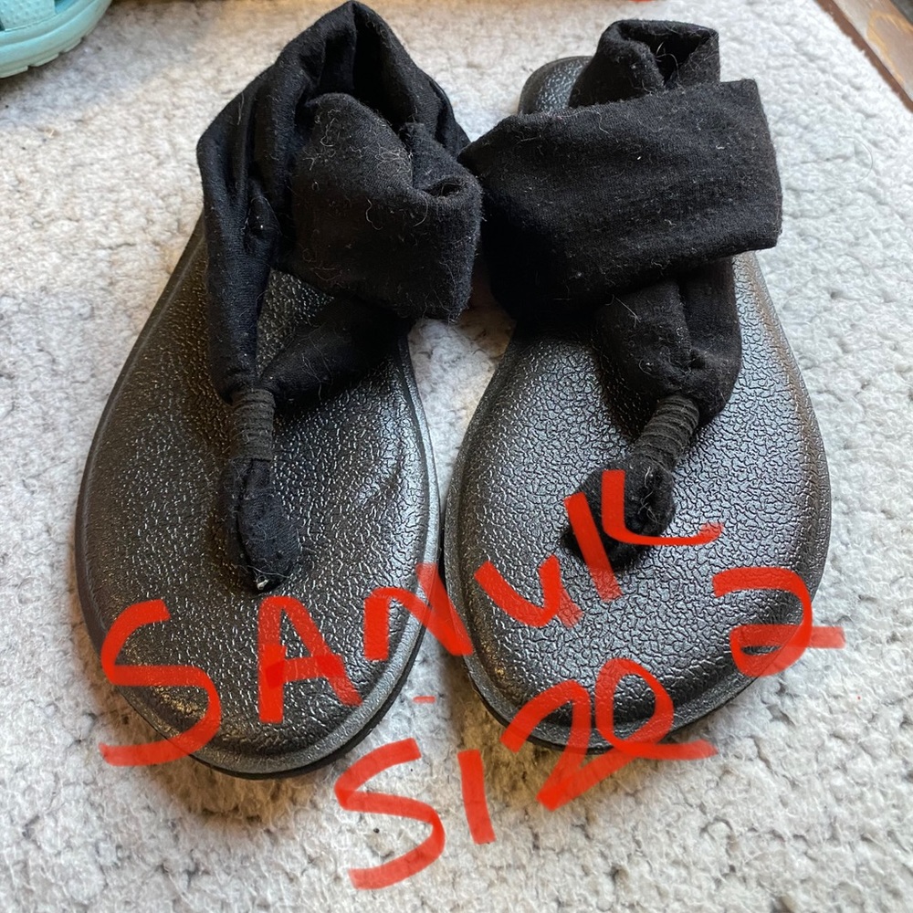 Sanuk girls sandals